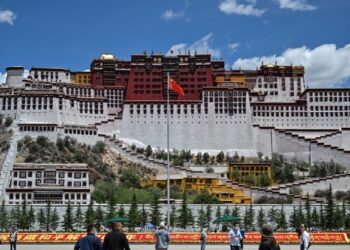 ISTANA Potala terletak di ibu kota wilayah Lhasa, Wilayah Autonomi Tibet (TAR) China. - AFP