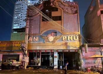 RAMAI mangsa tidak dapat keluar dari pusat karaoke ini berikutan asap tebal. - AFP