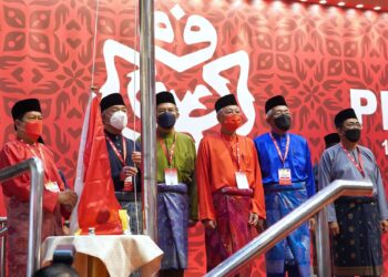 SEGALA mata kini tertumpu kepada Ismail Sabri Yaakob (tiga dari kanan) kerana kuasa dan senjata besar membubarkan Parlimen di tangan Perdana Menteri. – UTUSAN/MUHAMAD IQBAL ROSLI