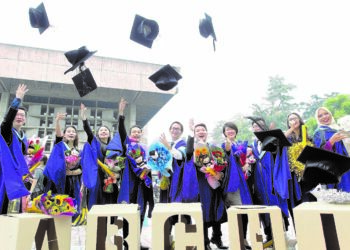 GRADUAN tidak harus hanya memahami inti pati ilmu disiplin yang mereka pelajari tetapi perlu menunjukkan kematangan mengawal emosi, menguasai pelbagai bahasa dan mampu memimpin. 
– GAMBAR HIASAN