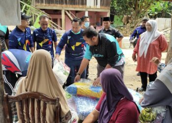 KAKITANGAN Yadim menyampaikan sumbangan barangan kepada penduduk Kampung La, Besut, Terengganu yang teruk dilanda banjir pada 24 Disember lalu. – FACEBOOK YADIM