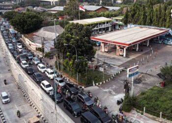 KESESAKAN lalu lintas ketika waktu puncak di Jakarta, Indonesia, sehari sebelum kerajaan mengumumkan kenaikan bahan bakar pada 31 Ogos lalu. - AFP