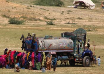 PENDUDUK berkumpul untuk mengambil bekalan air dari lori tangki di kawasan terjejas banjir di Hyderabad, Pakistan. - AFP