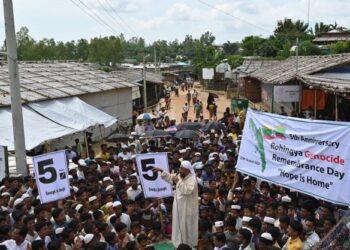 PELARIAN Rohingya memperingati ulang tahun kelima sejak melarikan diri dari Myanmar susulan operasi ketenteraan di kem Ukhia, Bangladesh pada 25 Ogos lalu. - AFP