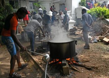 ORANG ramai memasak di dalam kediaman rasmi Presiden Sri Lanka di Colombo pada Julai lalu, sehari selepas ditawan penunjuk perasaan. - AFP