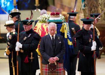 RAJA Britain, Raja Charles III berdiri di hadapan keranda bondanya, Ratu Elizabeth di Gereja St Giles di Edinburgh, United Kingdom. - AFP