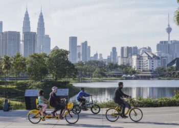 LEBIH banyak kawasan hijau seperti taman atau hutan dalam bandar perlu diwujudkan untuk memberi ruang kepada semua golongan menikmatinya. – UTUSAN/AMIR KHALID