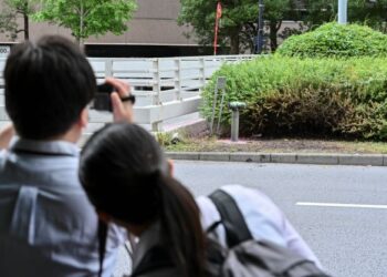 PETUGAS media mengambil gambar lokasi yang menyaksikan seorang lelaki bakar diri kerana membantah pengebumian negara untuk Shinzo Abe di Tokyo, Jepun. - AFP