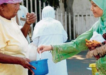 PEMBERIAN sedekah dapat memelihara seseorang di dunia dan akhirat.