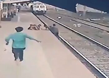 AKSI pantas Mayur Shelke berjaya menyelamatkan seorang kanak-kanak daripada digilis kereta api. - AFP