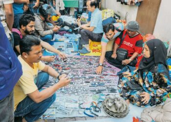 PASAR karat yang menawarkan jualan barangan terpakai dan lama boleh dipromosikan sebagai tarikan pelancong. – UTUSAN/AMIR KHALID