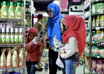PENGGUNA Islam di Asia Tenggara masih mementingkan status halal dalam produk yang dibeli, terutamanya makanan. - AFP