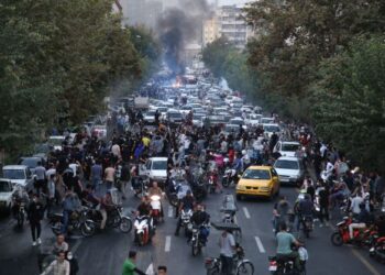 PENUNJUK perasaan berhimpun dan merusuh di Teheran sebagai protes terhadap kematian seorang wanita yang didakwa dipukul polis ketika dalam tahanan. - AFP