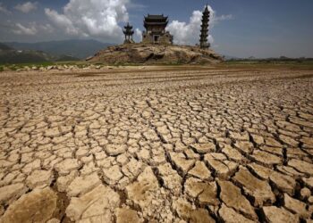 TASIK air tawar terbesar di China, Tasik Poyang merekodkan penurunan paras air secara drastik dalam tempoh tiga bulan. - AFP