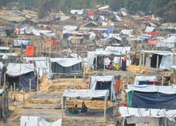 KEM pelarian Rohingya semakin padat di Cox's Bazar, Bangladesh selepas semakin ramai etnik itu masuk ke negara berkenaan setiap tahun. - AFP