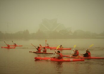 SUASANA berjerebu di Taman Tasik Titiwangsa, Kuala Lumpur pada 1997.