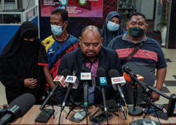 JURULATIH bola tampar, Saiful Hadee Amar (tengah) membuat permohonan maaf secara terbuka berhubung isu pemain bola tampar remaja ditampar pada sidang akhbar di Kompleks Majlis Sukan Negeri Melaka, baru-baru ini. – UTUSAN/SYAFEEQ AHMAD