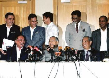 RAKYAT tidak lagi menyokong PH kerana muak dengan konflik perebutan kuasa politik melibatkan Dr. Mahathir Mohamad, Muhyiddin Yassin dan Anwar Ibrahim.