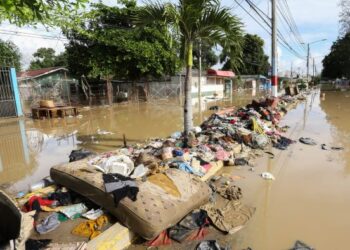 HARTA benda milik penduduk musnah akibat banjir selepas Taufan Iota membadai Honduras. - AFP