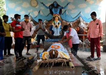 KELUARGA pesakit Covid-19 mengadakan upacara pembakaran mayat di Ghazipur, India. - AFP