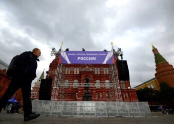 SEPANDUK rasmi tertera 'Donetsk, Lugansk, Zaporizhzhia, Kherson- Russia!' yang dipasang di depan bangunan State Historical Museum di Red Square, Moscow.-AFP