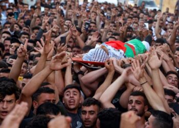 RIBUAN rakyat mengiringi jenazah remaja Palestin yang maut ditembak tentera Israel di Nablus, Tebing Barat.-AFP