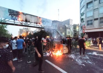 PENUNJUK perasaan membakar sampah ketika mengadakan protes di Teheran, Iran. - AFP