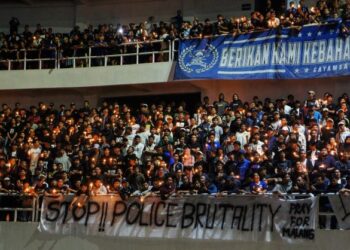 PENYOKONG bola sepak di Semarang menghadiri upacara menyalakan lilin bagi memperingati mangsa rempuhan di stadium Kanjuruhan di bandar Malang. - AFP