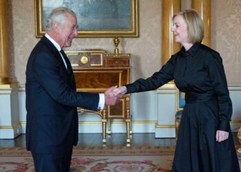 RAJA Charles berjabat tangan dengan Liz Truss dalam satu pertemuan di Istana Buckingham, London, baru-baru ini. - AFP