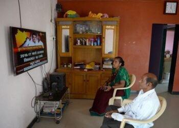 TEPAT pukul 7 malam setiap hari, semua penduduk di kampung Vadgaon di Maharashtra, India perlu menutup televisyen dan telefon pintar mereka. - AFP