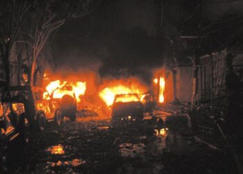BANGUNAN dan sejumlah kenderaan terbakar selepas insiden letupan bom di kelab malam di Kuta, Bali pada 12 Oktober 2002. - AFP