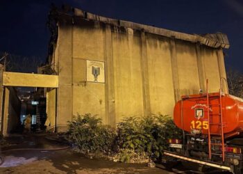 JENTERA bomba berada di luar kompleks penjara Evin di utara Teheran, Iran bagi memadamkan kebakaran yang berlaku. - AFP