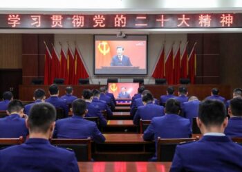 ORANG ramai menyaksikan ucapan Presiden China, Xi Jinping yang disiarkan secara langsung ketika memperkenalkan Politburo Parti Komunis di Huabei, kelmarin. - AFP