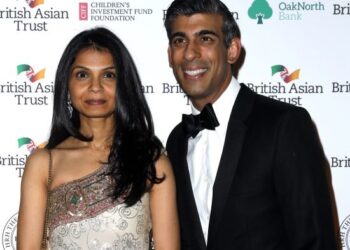 RISHI SUNAK dan isterinya, Akshata Murty. - AFP