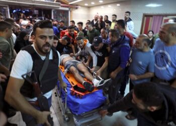SEORANG penduduk yang cedera dibawa ke hospital selepas bertempur dengan tentera Israel di Nablus, Tebing Barat. - AFP