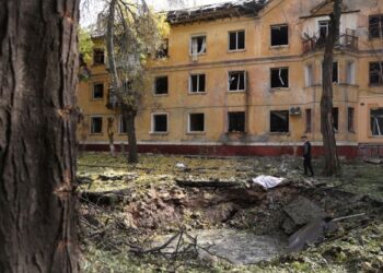 SEORANG penduduk melihat kesan kawah besar yang terbentuk akibat serangan peluru berpandu tentera Russia di wilayah Donetsk, Ukraine. - AFP
