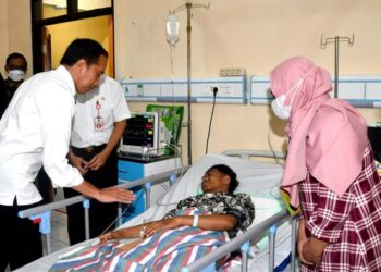 JOKO Widodo melawat mangsa yang cedera dalam insiden rempuhan di stadium Kanjuruhan di Malang. - AFP
