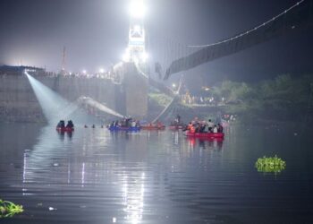 PASUKAN keselamatan melakukan operasi mencari dan menyelamat mangsa yang terjatuh ke dalam sungai ketika jambatan gantung terputus di Morbi, India. - AFP