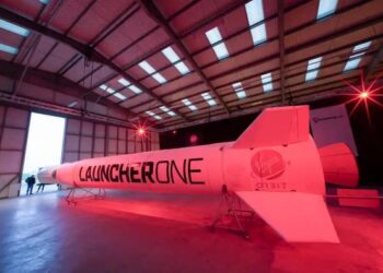 ROKET LauncherOne membawa muatan satelit kecil ditempatkan di Lapangan Terbang Newquay di Cornwall, Britain.-AGENSI