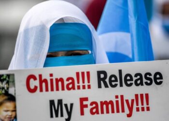 PESERTA demonstrasi memegang plakad membantah penindasan China terhadap etnik Uighur di wilayah Xinjiang dalam protes di Istanbul, Turkiye pada Ogos 2021. - AFP