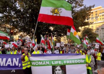 ORANG RAMAI membuat demonstrasi di Washington kelmarin sebagai solidariti kepada penunjuk perasaan di Iran.-AFP