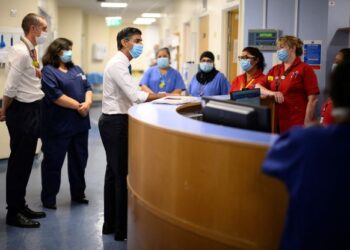 PERDANA Menteri Britain, Rishi Sunak (tiga dari kiri) berbual dengan beberapa jururawat ketika melawat Hospital Universiti Croydon di selatan London pada 28 Oktober lalu. - AFP