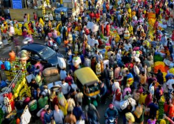 ORANG ramai memenuhi sebuah pasar di Bengaluru, India. - AFP