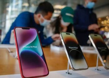 PELANGGAN perlu menunggu lebih lama untuk mendapatkan model terbaharu iPhone ekoran sekatan Covid-19 yang menjejaskan kilang utama di Zhengzhou, China.-AGENSI