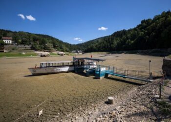 TASIK Brenets di Switzerland kering kontang akibat kemarau teruk yang melanda benua Eropah pada Ogos lalu. - AFP