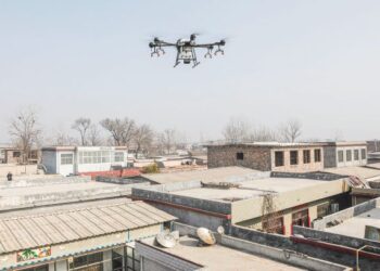 SEBUAH dron menyembur pembasmi kuman di sebuah kampung di Pingdingshan di wilayah Henan, tengah China. - AFP