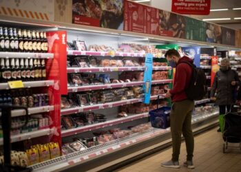 RAKYAT UK boleh berjimat sehingga 70 peratus apabila membeli makanan yang hampir tarikh luput di pasar raya. - AFP