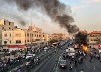 PENUNJUK perasaan melakukan protes membantah kematian Mahsa Amini di Teheran, Iran pada 8 Oktober lalu. - AFP