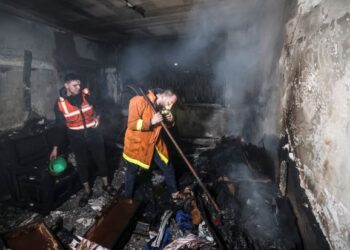 ANGGOTA bomba memadamkan kebakaran di sebuah kediaman yang terbakar di kem pelarian Jabalia di utara Semenanjung Gaza, Palestin. - AFP