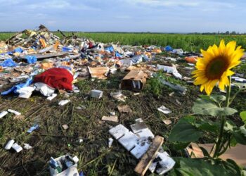 SEBAHAGIAN daripada serpihan badan pesawat MH17 yang berkecai selepas terhempas akibat ditembak peluru berpandu BUK di timur Ukraine pada Julai 2014. - AFP